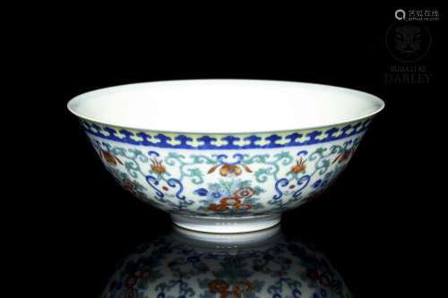 Porcelain "doucai" bowl, with Qianlong mark