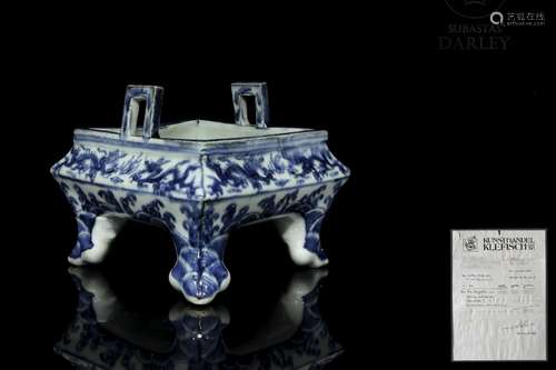 A blue and white porcelain censer, Ming-Qing dynasty