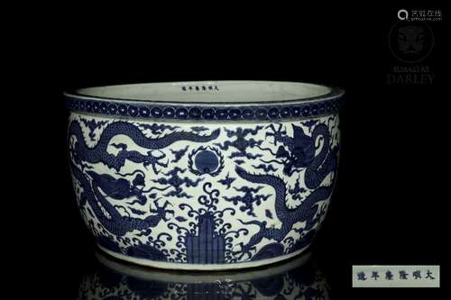 Large dragon fishbowl, blue and white, Ming dynasty, Longqin...