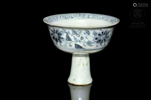 Blue and white stem cup, Yuan dynasty