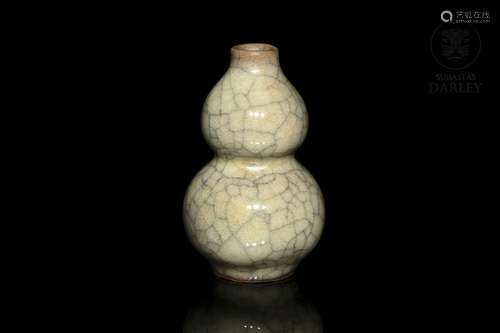 Small 'hulu' vase, Guanyao, Song dynasty