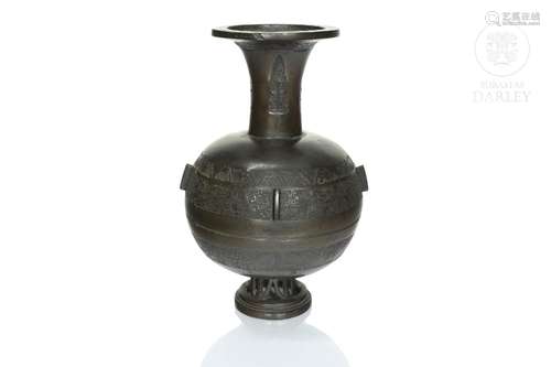 Archaic bronze vase with relief reliefs, Qing dynasty