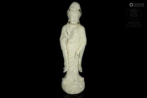 Sculpture of Guanyin in glazed porcelain, 20th century