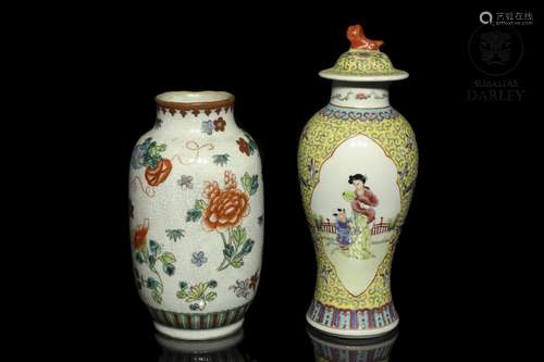 Two Chinese porcelain vases, 20th century