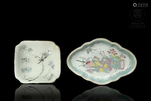 Two Chinese porcelain trays, 20th century