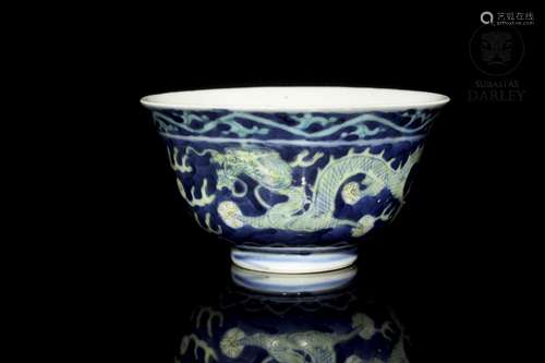 Enamelled porcelain "dragon" bowl, with Qianlong m...