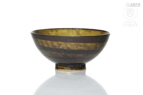 Japanese glazed earthenware bowl, 20th century