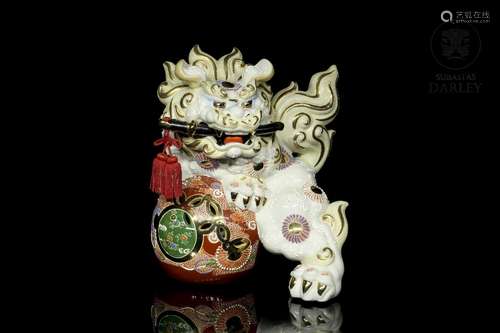 Chinese decorative porcelain lion, 20th century.