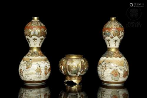 Lot of three pieces of Japanese porcelain, 19th - 20th centu...