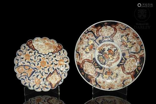 Two Japanese porcelain plates, Imari, 20th century.