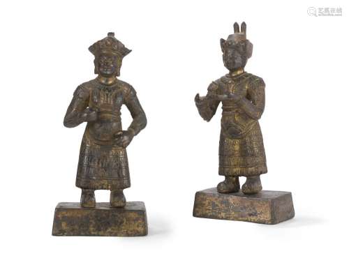 Deux statuettes de gardiens en bronze<br />
Chine, XIXème si...