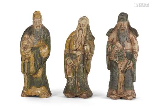 Trois statuettes d'immortels en grès émaillé<br />
Chine, fi...