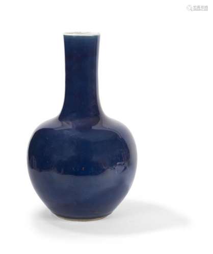 Vase Tianqiuping en porcelaine monochrome bleu<br />
Chine, ...
