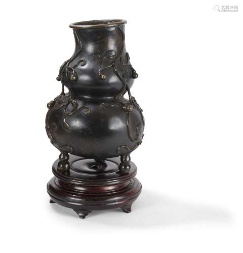 Vase double gourde tripode en bronze<br />
Chine, XIXème siè...