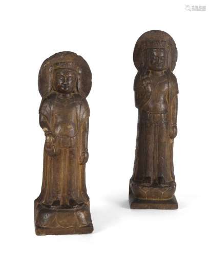 Deux sculptures de Bodhisattva en pierre<br />
Chine<br />
D...
