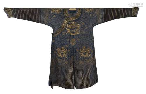 Robe d'été en gaze bleue brodée<br />
Chine, époque Guangxu ...