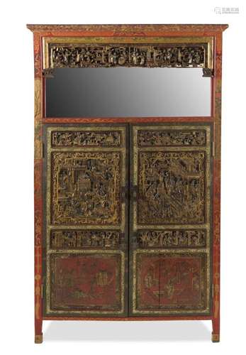 Armoire en bois laqué or et rouge<br />
Chine, Ningbo, fin d...