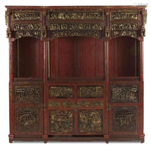 Cabinet de présentation en bois laqué or et rouge<br />
Chin...