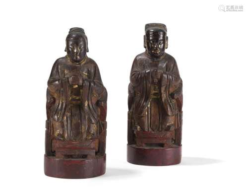 Deux statuettes de dignitaires en bois laqué or et rouge<br ...