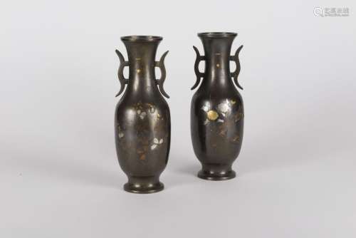 Paire de vases en bronze et incrustations de cuivre, argent