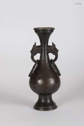 Vase en bronze<br />
Chine, Dynastie Ming (1368-1644)<br />
...