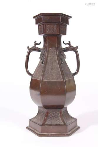 Vase en bronze <br />
Japon, ère Tenpo (1830-1844)<br />
Hex...