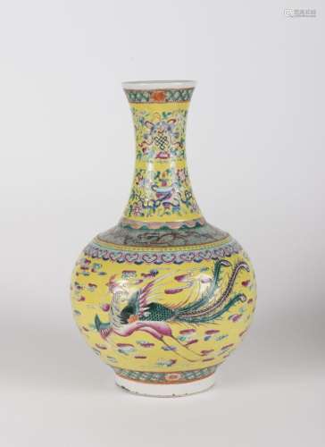 Vase en porcelaine famille rose sur fond jaune<br />
Chine, ...