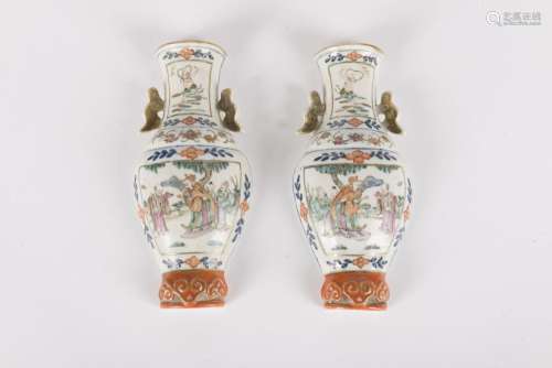 Paire de vases appliques en porcelaine polychrome<br />
Chin...