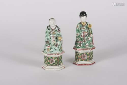 Deux statuettes d'immortels en porcelaine famille verte<br /...
