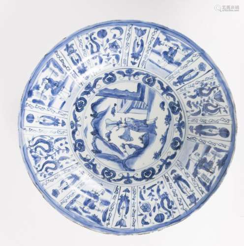 Plat creux en porcelaine bleu blanc <br />
Chine, dynastie M...