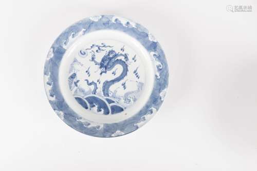 Petit plat en porcelaine bleu blanc<br />
Chine, époque Kang...