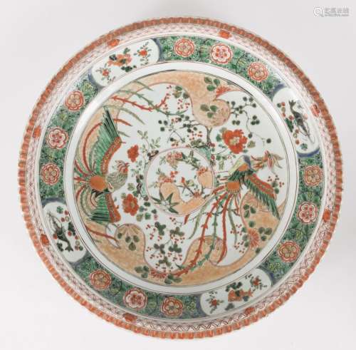Grand plat en porcelaine famille verte<br />
Chine, époque K...