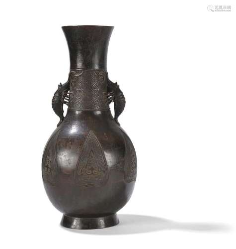 Vase en bronze<br />
Chine, dynastie Ming (1368-1644)<br />
...