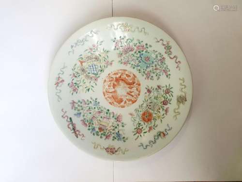 Plat en porcelaine polychrome <br />
Chine, fin du XIXe sièc...