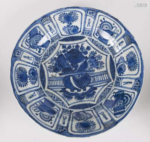 Grand plat en porcelaine bleu blanc<br />
Chine, Kraak, époq...