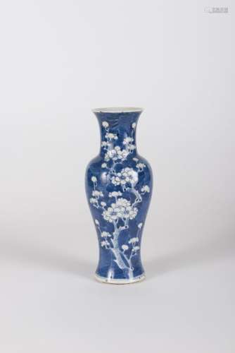 Vase en porcelaine bleu blanc<br />
Chine, XIXe siècle<br />...