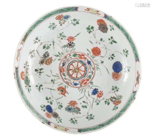 Assiette creuse en porcelaine famille verte <br />
Chine, ép...