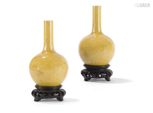 Paire de petits vases en porcelaine monochrome jaune<br />
C...