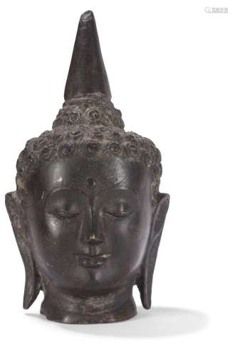 Tête de bouddha en bronze<br />
Birmanie, XIXe siècle<br />
...