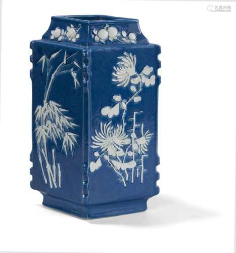 Vase en porcelaine monochrome bleu et décor blanc <br />
Chi...
