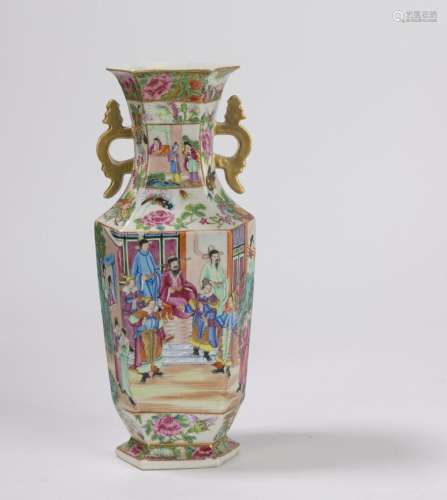 Deux vases en porcelaine de Canton <br />
Chine, début du XX...