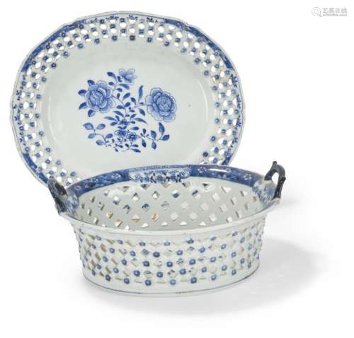 Panier et son plat de présentation en porcelaine bleu blanc<...