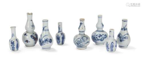 Quatorze vases miniatures en porcelaine bleu blanc<br />
Chi...