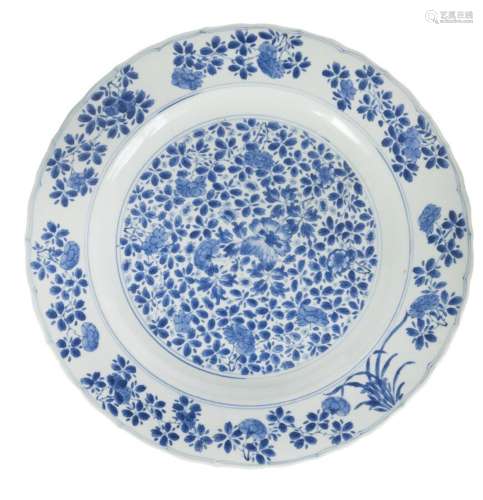 Deux plats en porcelaine bleu blanc<br />
Chine, époque Kang...