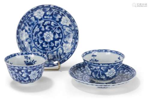 Paires de coupes et soucoupes en porcelaine bleu blanc<br />...