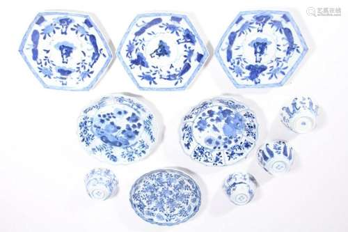 Trois coupelles et quatre coupes en porcelaine bleu blanc<br...