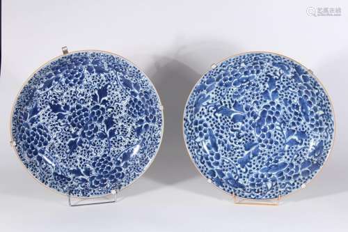 Deux grand plats en porcelaine bleu blanc<br />
Chine, époqu...