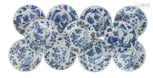 Dix-sept assiettes en porcelaine bleu blanc<br />
Chine, épo...