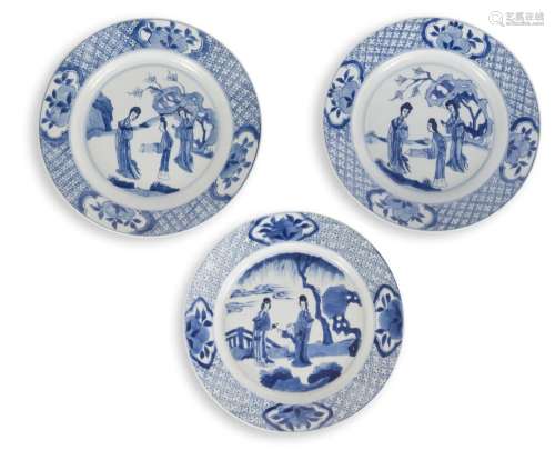 Trois assiettes en porcelaine bleu blanc<br />
Chine, époque...