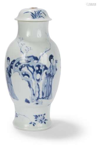 Vase couvert et théière en porcelaine bleu blanc<br />
Chine...